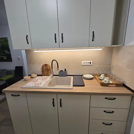 Anikaapartmani, Brzeće